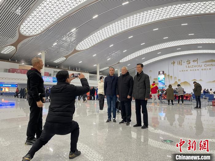 民众在台州站内合影留念。　张煜欢 摄