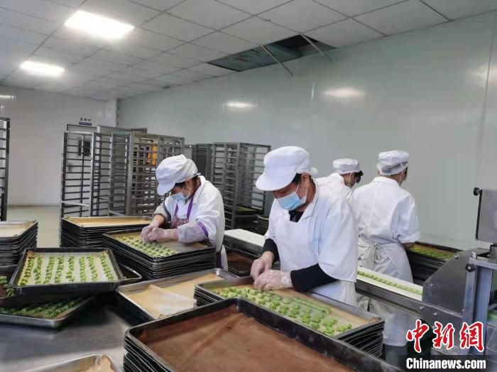 工人在制作杨梅酥 舒旭影 摄