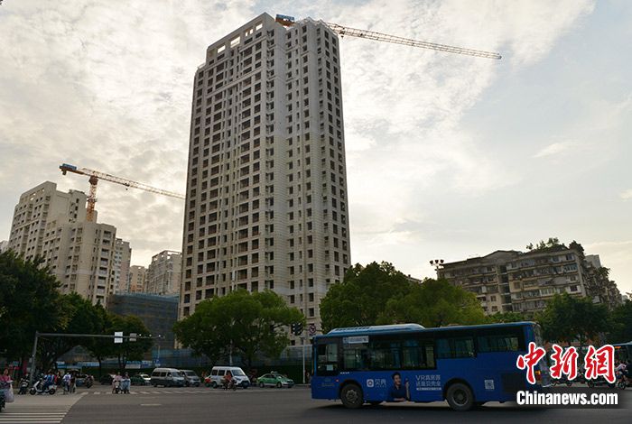 图为5月6日，福建福州一处在建房地产楼盘。 中新社记者 张斌 摄