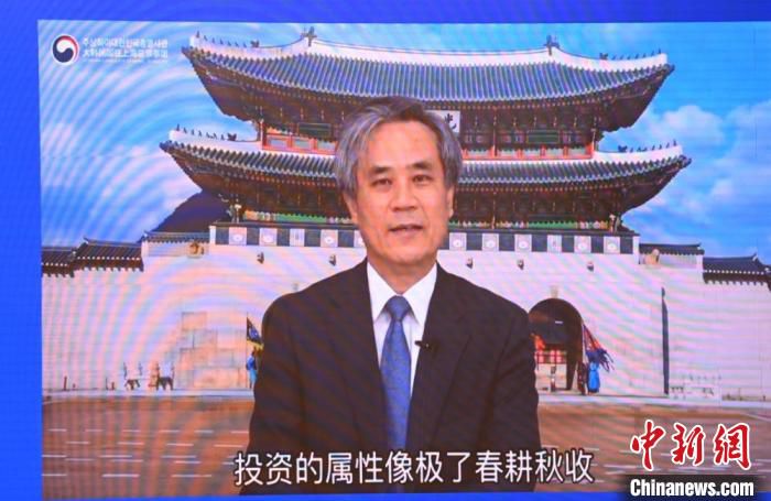 大韩民国驻上海总领事馆总领事金胜镐视频致辞。　王亚洲 摄