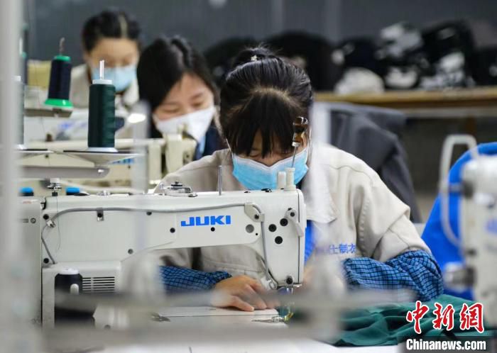 章锦综保区企业新奥仕服装有限公司员工正在赶制海外订单(资料图) 郑保国 摄
