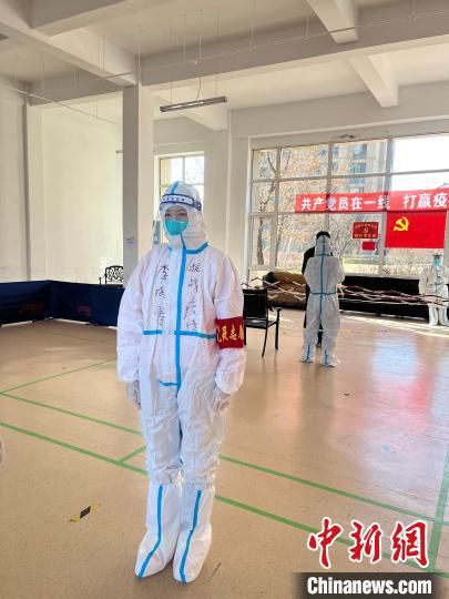 李晓霞在做疫情防控志愿服务。　沈阳市浑南区委宣传部供图