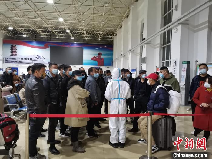 图为青藏集团公司职工对旅客进行情绪安抚。　青藏集团公司供图