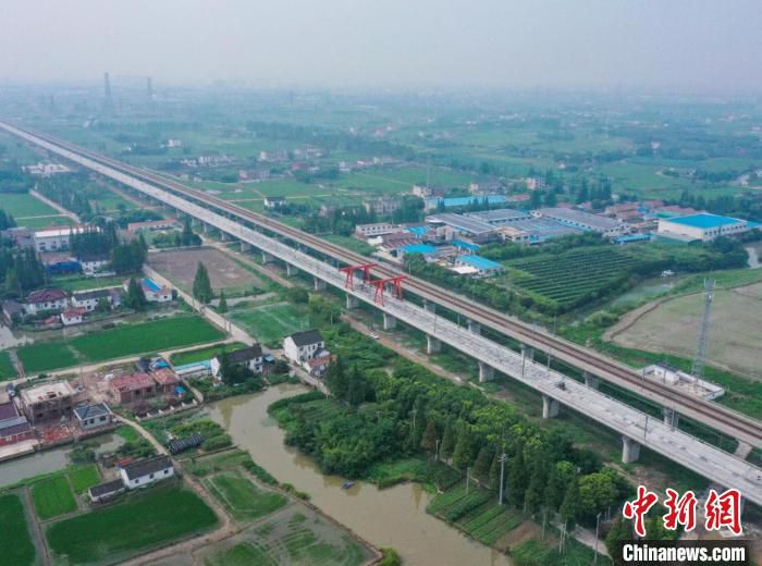 南沿江城际铁路太仓段无砟轨道施工完成航拍。　中铁上海工程局供图