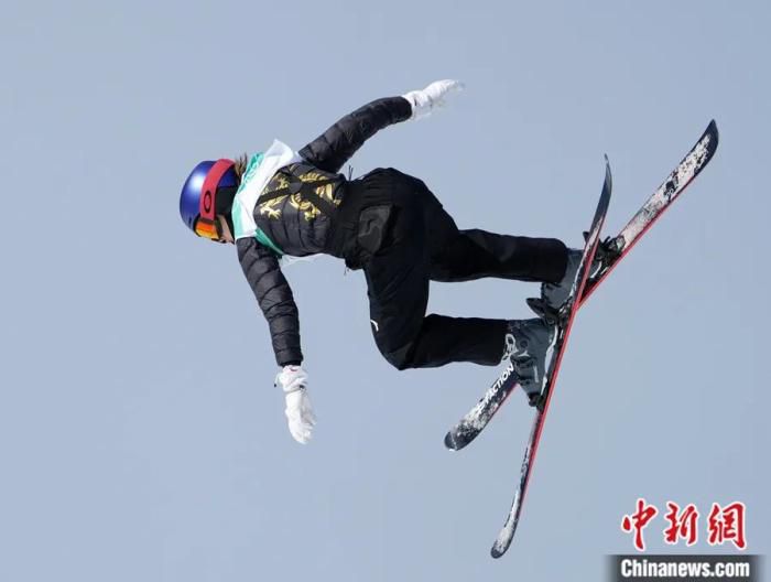 谷爱凌身着金龙图案服装参加北京2022年冬奥会自由式滑雪女子大跳台资格赛。中新社记者 毛建军 摄