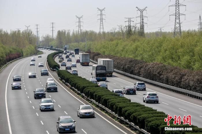 资料图：高速公路车流。 图片来源：视觉中国