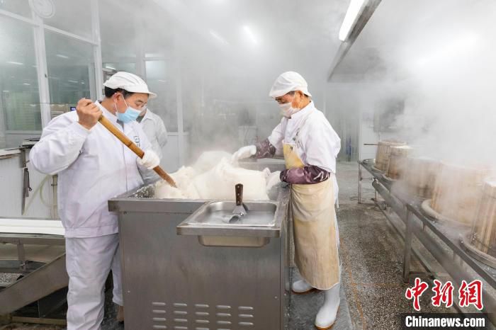 年糕生产工人制作新产品。　李嘉伟 摄