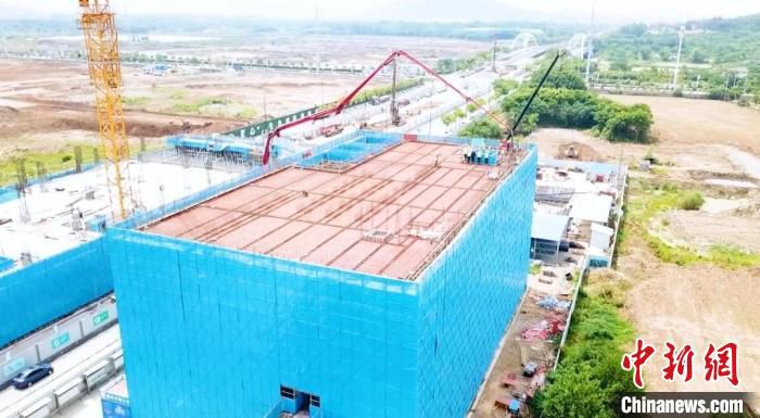 宁马城际铁路首座开工建设站房附属用房封顶。　许谦 摄