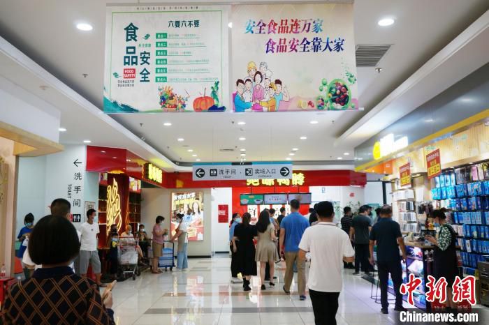 河南漯河市区的商超里悬挂的食品安全公益广告。　韩章云 摄