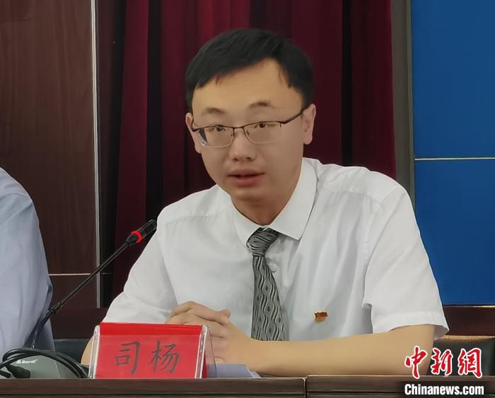 图为青海省海南州发改委副主任司杨介绍海南州清洁能源产业发展情况。　祁增蓓 摄