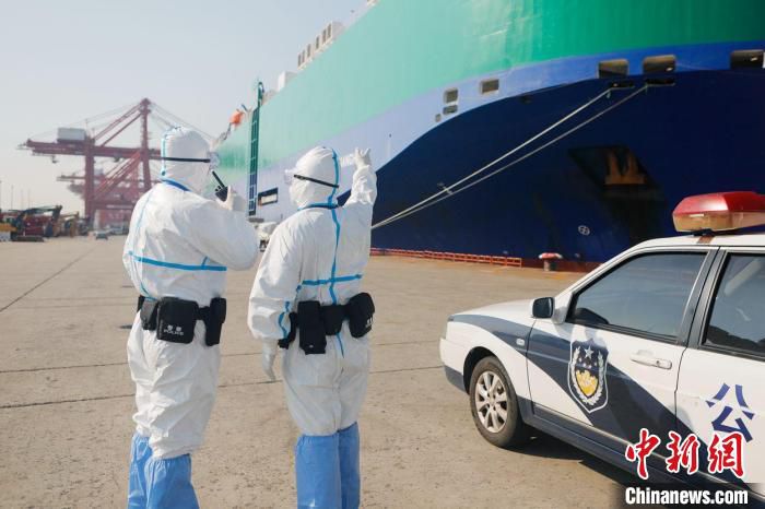 边检民警身着防护服在码头执勤。　上海边检总站供图
