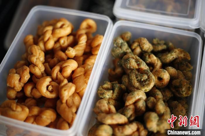 原味麻花和海苔味麻花最受消费者喜爱 胡余灶供图