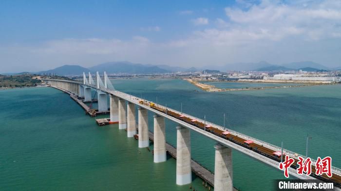 图为，福厦高铁湄洲湾跨海大桥铺轨现场 古建敖 摄