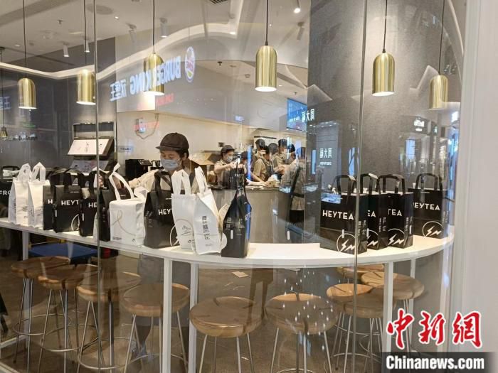 一店员正在整理外卖包装袋。 左雨晴 摄