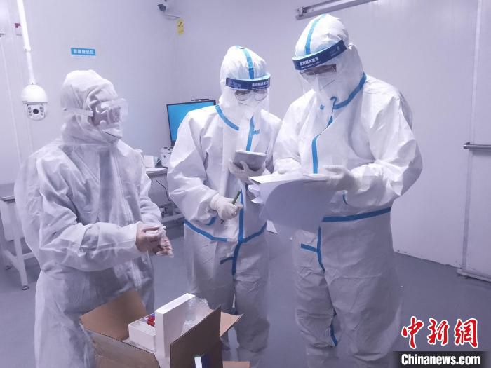 图为亦庄海关关员对进境特殊物品进行查验。　王建 摄