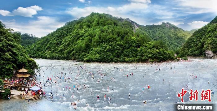 宁德屏南白水洋水上广场。　卓育兴 摄