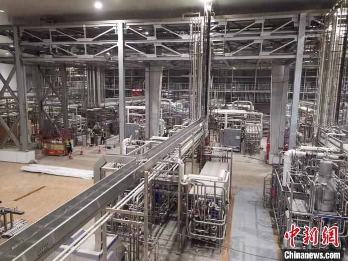 图为伊利正在建设的牛奶预处理杀菌工段。　乌娅娜 摄