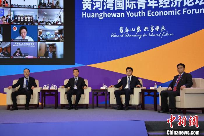 图为出席现场活动的专家学者开展交流讨论 。　吕妍 摄