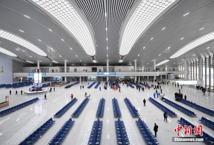 台州站候车厅里迎来首批乘客。中新社记者 王刚 摄 　
