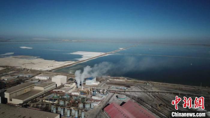 图为俯瞰察尔汗盐湖和青海盐湖生产基地。　海西州委宣传部 供图