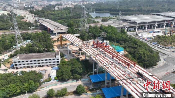 东部过境高速站前路架梁施工 中铁四局供图