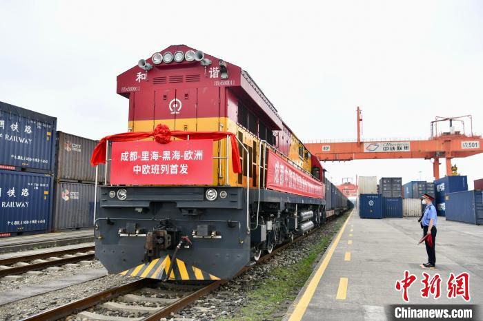 成都中欧班列南通道“欧洲通”公共班列首发。　张浪 摄