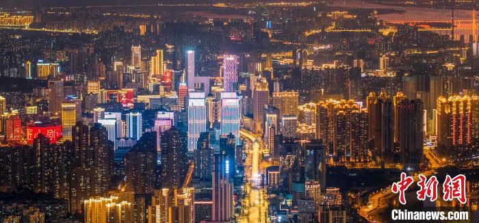 图为，金融机构集聚区——武昌中北路夜景 武昌区委宣传部供图