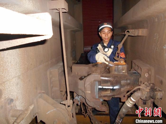 广州北车辆段广北南运用车间颜小军正在检查车钩连挂 陈如民 摄