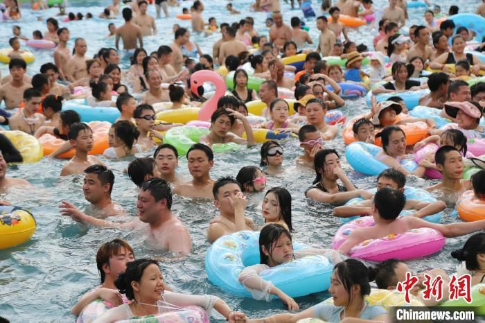 近日，重庆市民在某水上乐园内戏水纳凉。 杨孝永 摄