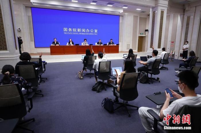 5月18日，中国国务院新闻办公室在北京举行国务院政策例行吹风会，请工业和信息化部副部长徐晓兰、中小企业局局长梁志峰和中国银保监会普惠金融部负责人毛红军、国家统计局工业统计司负责人汤魏巍介绍支持中小企业纾困解难健康发展有关情况，并答记者问。 中新社记者 富田 摄