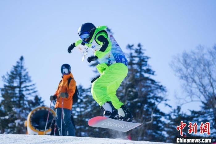 选手在比赛中 超级定点滑雪公开赛组委会提供