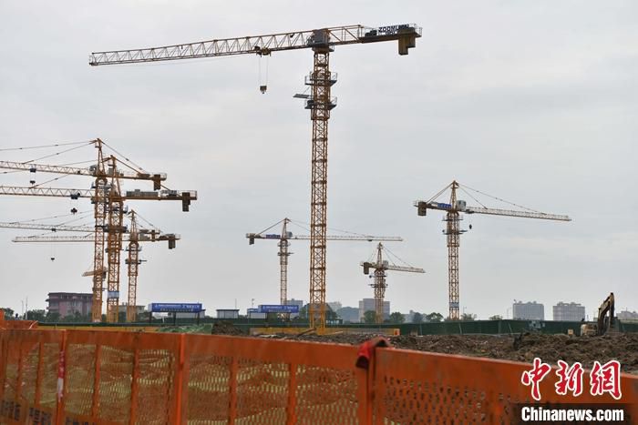 6月16日，福建福州，一处正在建设中的房地产楼盘。中新社记者 张斌 摄
