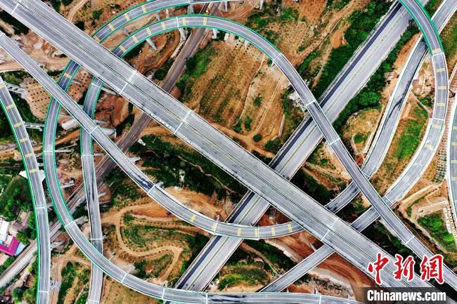 图为甘肃境内高速公路。(资料图) 张宾 摄