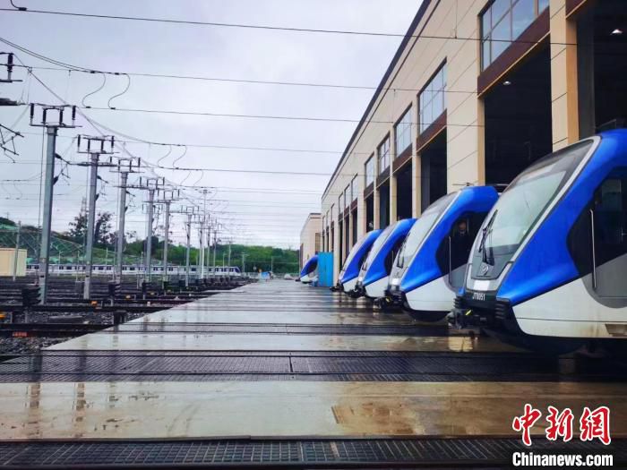 图为成排的蓝色列车。　重庆江跳线轨道交通运营管理有限公司供图