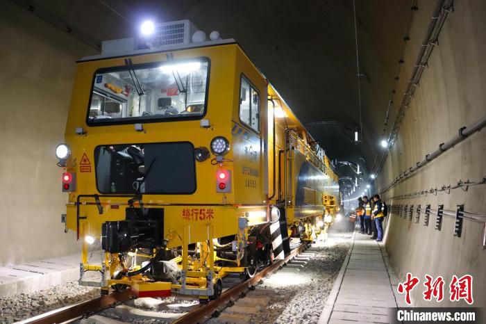 图为铁路大型养路机械捣固车在西藏拉林铁路隧道内。　祁国庆 摄
