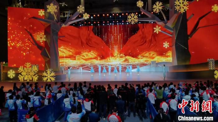 重庆市残疾人演员在北京2022年冬残奥会延庆颁奖广场上表演节目。　重庆市残联供图
