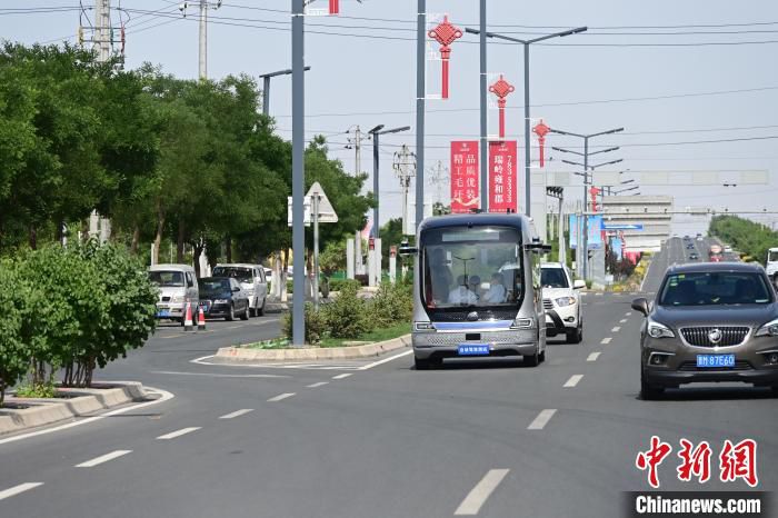 图为宇通自动驾驶巴士行驶在测试路段上。　张宾 摄