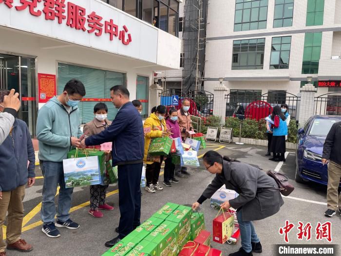 图为企业家在惠州市惠城区芦洲镇慰问当地困难户 宋秀杰 　摄