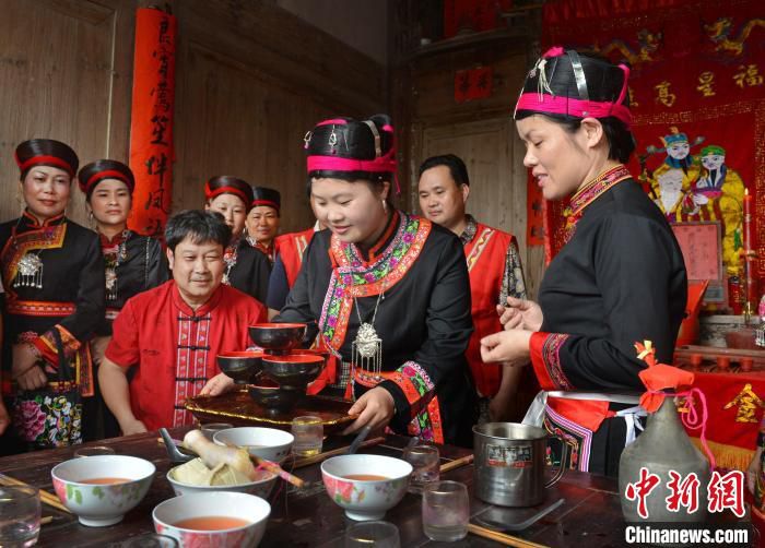 资料图：福安畲族婚庆女方家招待男方的“宝塔茶”。　丁立凡 摄