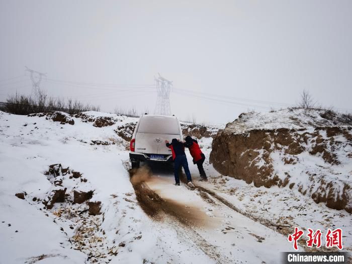 山西北部迎来降雪，保电人员在山区开展巡检。　许志强 摄