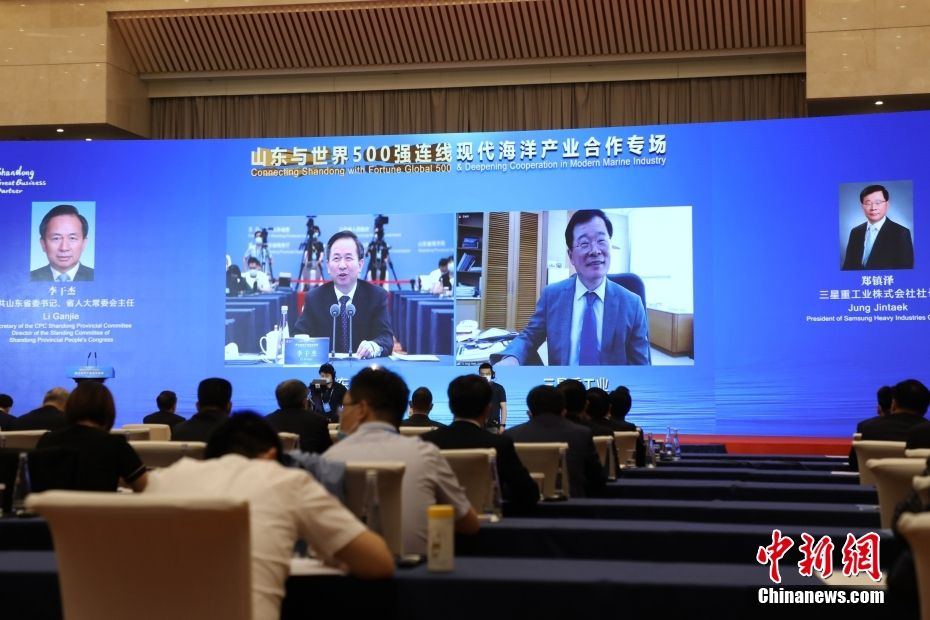 6月2日，“山东与世界500强连线”海洋产业合作专场在济南举行，来自挪威、日本、韩国、新加坡、意大利、中国香港等9个国家和地区的18个现代海洋产业项目现场签约，总投资15.4亿美元，合同外资6.03亿美元。主要涉及海洋牧场、装备制造、海上新能源、海洋生物医药、海洋食品加工等领域。 中新社记者 李欣 摄