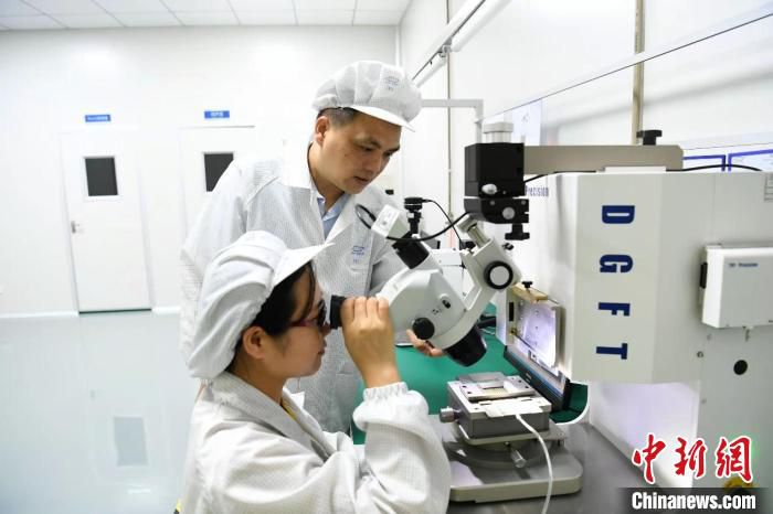 图为璧山某企业技术人员在研发中心忙碌。　曾清龙 摄
