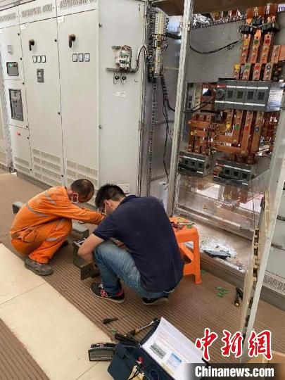 施工人员在安哥拉总医院进行设备调试。　邵帅 摄
