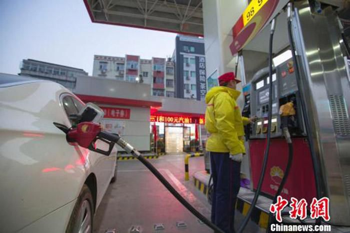 资料图：加油站工作人员正在加油。　张云 摄
