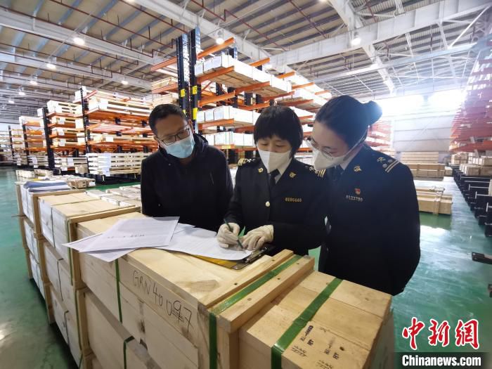 图为天竺海关关员在综保区内加工贸易企业实地了解企业发展需求。　张姗姗 摄