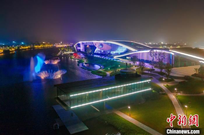 杭州富阳北支江上演沉浸式夜游。　李潇鹏供图