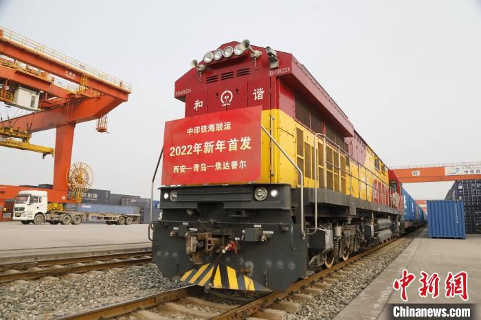 图为49078次列车从西安国际港站发车。　马泽旭 摄