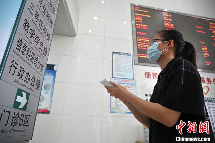 图为4月26日，广西南宁，“00后”职业陪诊员曾秀秀记录医疗科室所在位置。 中新社记者 俞靖 摄