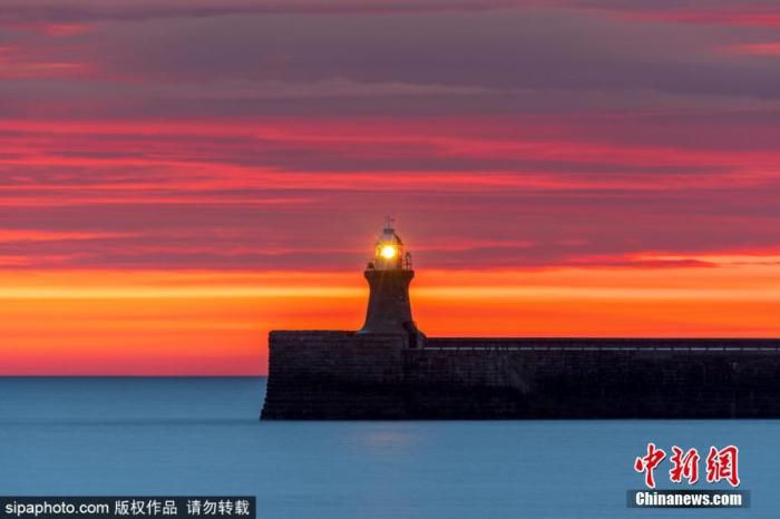 泰恩河上灯塔晨曦交相辉映。来源：Sipaphoto