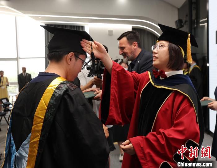 合肥学院校长吴春梅(右)为毕业生拨穗 合肥学院供图